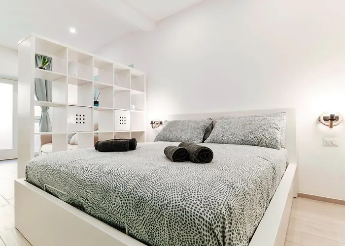 Apartment Hostini Como- Downtown